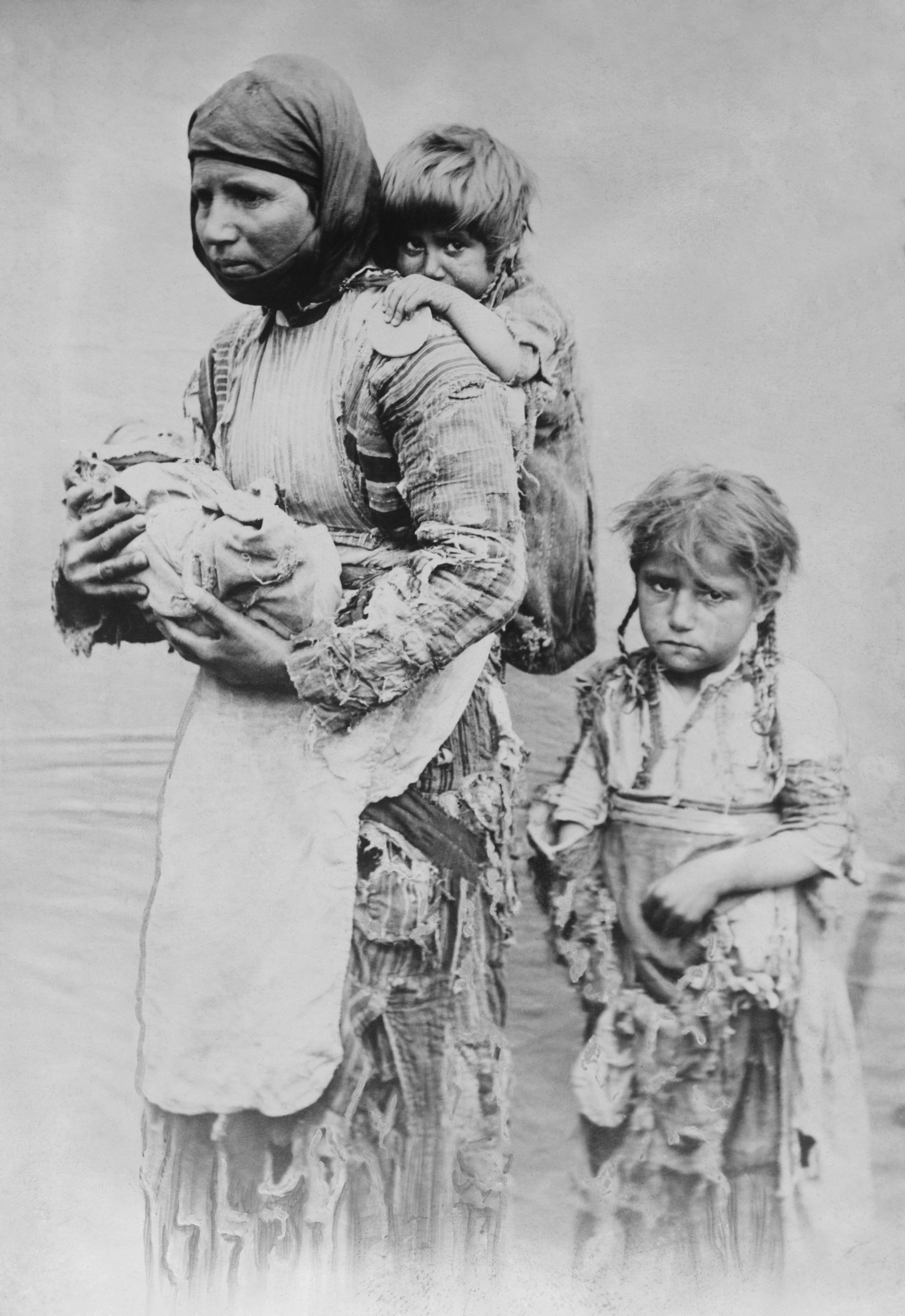 Armenian_woman_and_her_children_from_Geghi,_1899_(edit).jpg